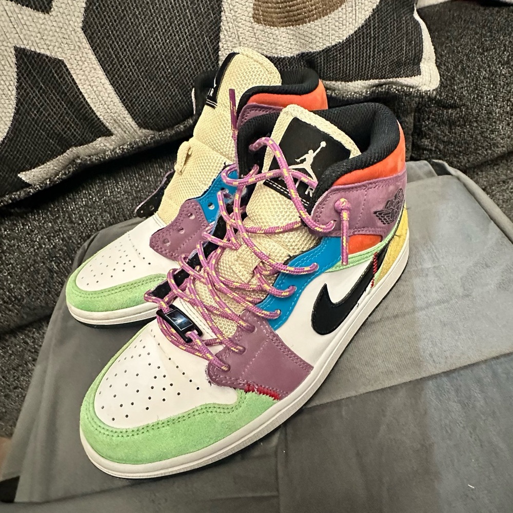 Nike Air Jordan 1 Mid CW1140-100
Women's size 6.5 one shoe does not
have a lace